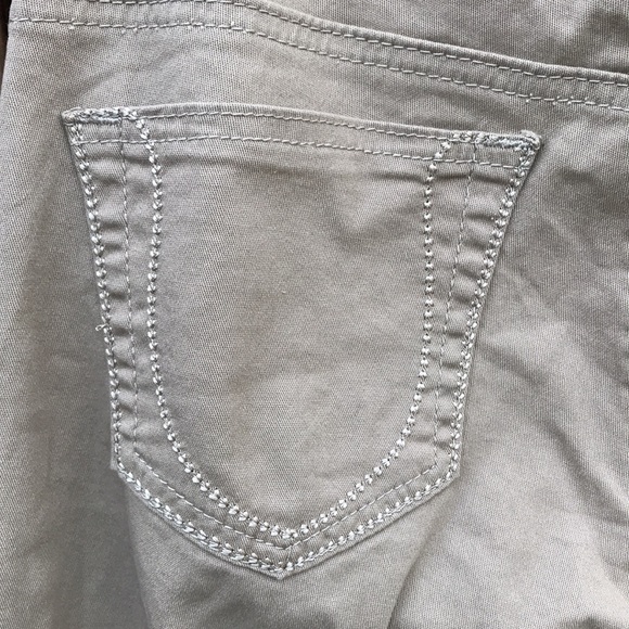 Khaki color skinny jeans with lots of stretch. Cute pockets in back. Never worn - Picture 3 of 4